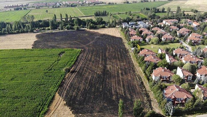 30 dakikada söndürülen yangında 40 dönüm arpa ekili tarla kül oldu