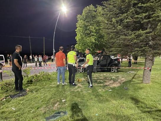 Otomobil refüjdeki ağaçlara çarptı: 1 ölü