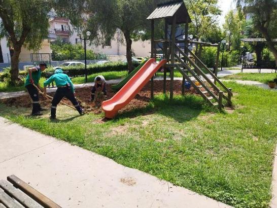 Yenişehir'de park ve yeşil alanlarda çalışmalar sürüyor