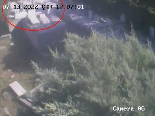 Hasköy Yahudi Mezarlığı'ndaki saldırı kamerada: 5 çocuk gözaltına alındı