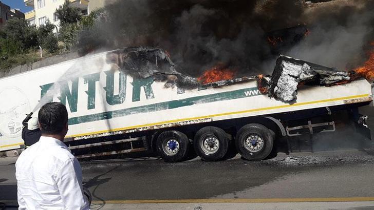 Yangın çıkan TIR'ın dorsesinde hasar oluştu
