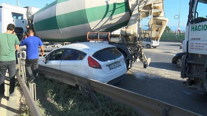 Kartal'da beton mikseri otomobili bariyere sıkıştırdı