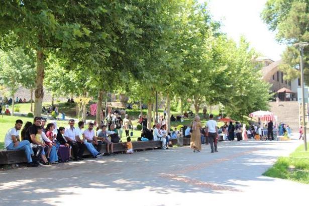 Diyarbakır’da sıcaklık 40 dereceyi aştı, serinlemek isteyenler sur diplerini doldurdu
