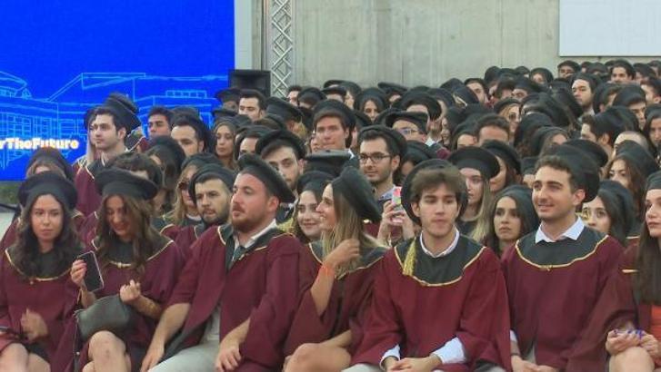 Sabancı Üniversitesi'nde mezuniyet sevinci