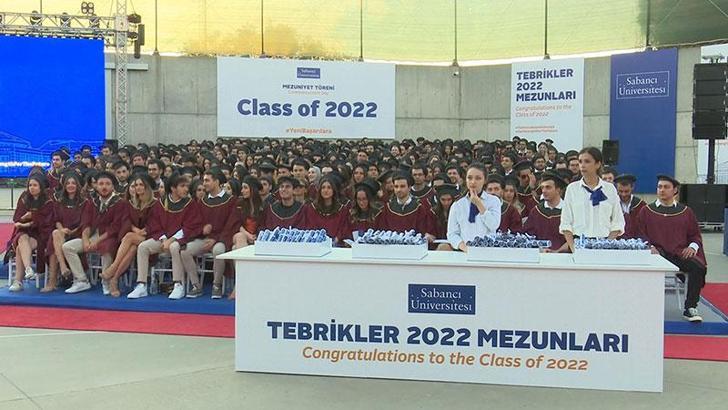 Sabancı Üniversitesi'nde mezuniyet sevinci
