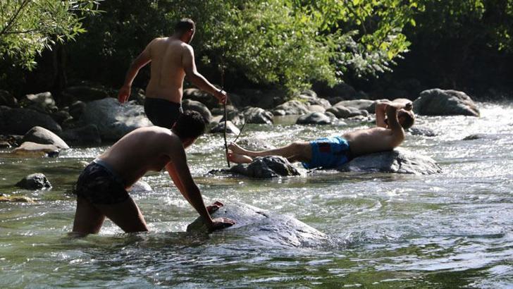 Yüksekova'da sıcaktan bunalanlar Avaşin Deresi'nde serinledi