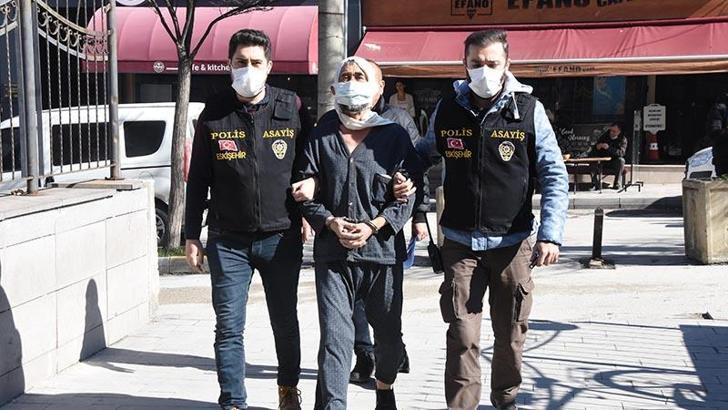 Bıçakla yaraladığı eşi ve kızı mahkemede şikayetçi olmadı