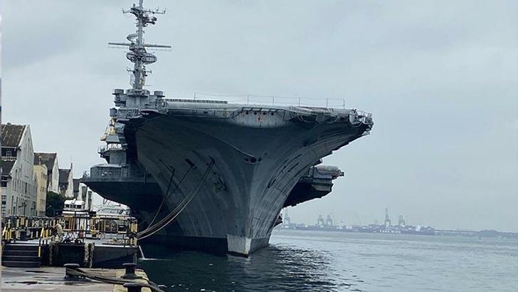 İzmir'de sökülecek olan 'Nae Sao Paulo' isimli uçak geminin asbest tehlikesi tartışma yarattı