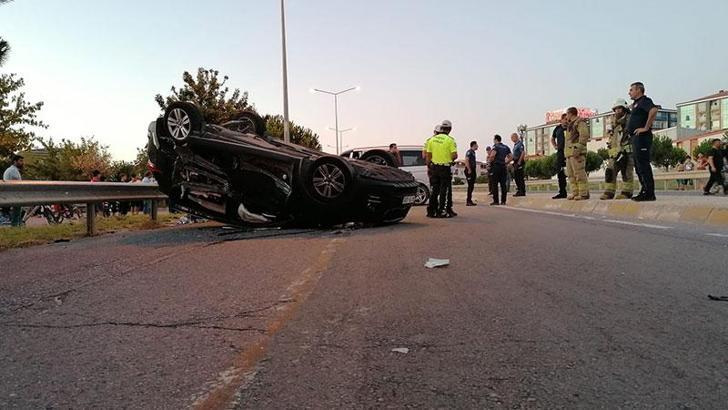 Silivri'de hafif ticari araçla çarpışan otomobil takla attı: 5 yaralı