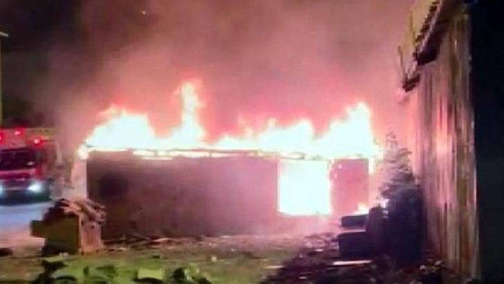 Avcılar'da gecekondu alev alev yandı