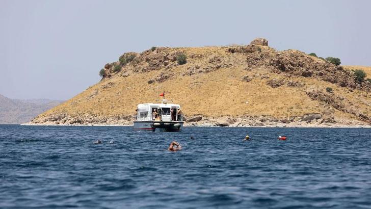 Van'daki festivalde 200 sporcu 5 kilometre kulaç atıp, Kuzu Adası'na ulaştı
