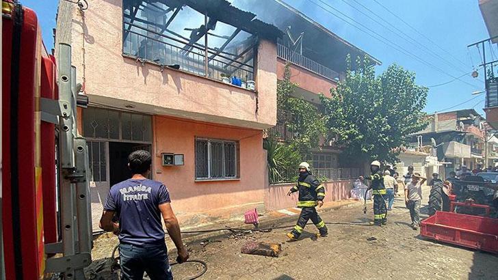 Manisa'da 2 katlı evde yangın