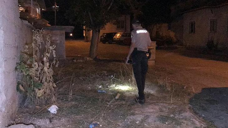 Evinin önünde bıçaklı saldırıya uğradı