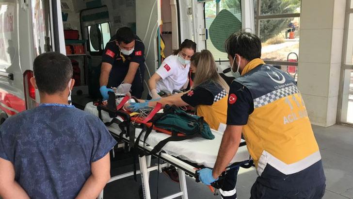 Tatil dönüşü otomobiliyle TIR'a çarptı, eşi ve bebeğiyle birlikte yaralandı