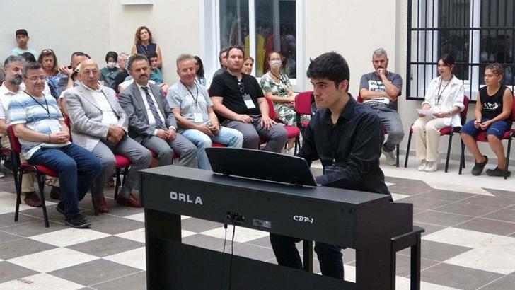 Otizmli öğrenciler hem eğitim alıyor hem müzik ziyafeti sunuyor