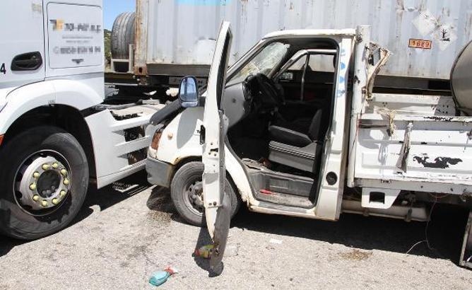 TIR'la çarpışan süt toplama kamyonetinin şoförü yaralandı