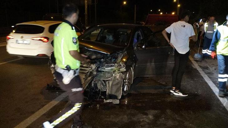 Kaza yapan otomobile çarpmamak için şerit değiştirirken aydınlatma direğine çarptı; 2 yaralı