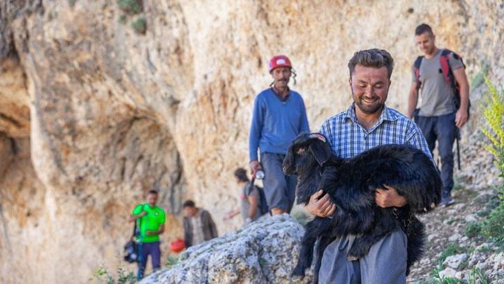 15 metrelik çukura düşen keçiyi itfaiye kurtardı