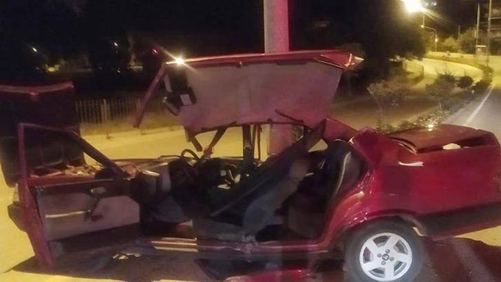 Aydınlatma direğine çarpan otomobilin sürücüsü öldü