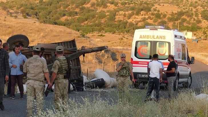 Traktörün saman yüklü römorku devrildi: 2 yaralı