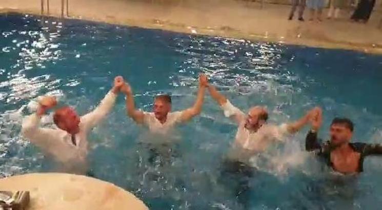 Düğünde çılgın eğlence, havuzda horon teptiler