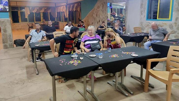 İzmir'de 2 kahveye kumar baskını; 82 kişiye 149 bin lira ceza