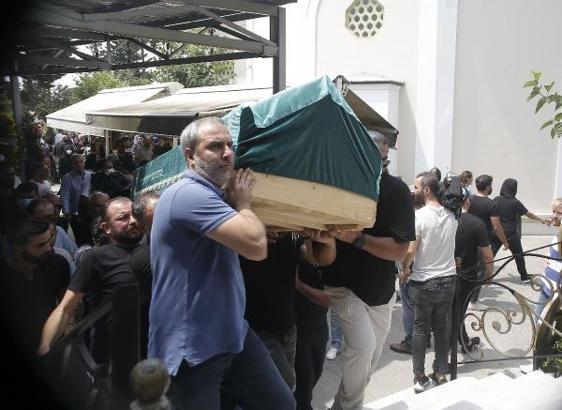 Ebru Gündeş annesini son yolculuğuna uğurladı