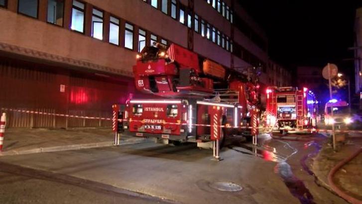 Bayrampaşa'da ayakkabı imalathanesinde yangın çıktı