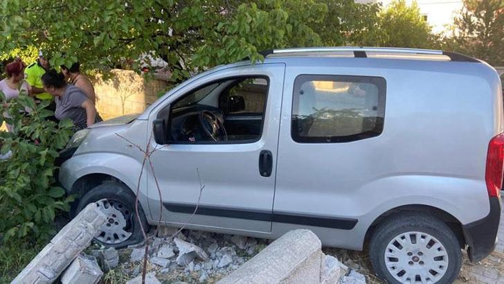 Kaza yapan aracın çarptığı bahçe duvarı çocuğun üzerine devrildi: 3 yaralı