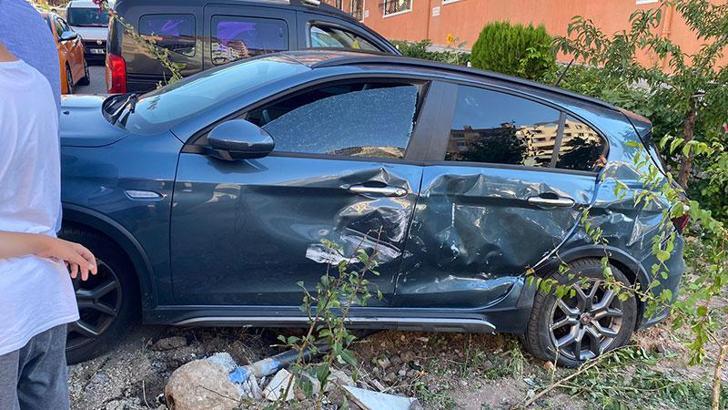 Park halindeki kamyonetin freni boşaldı; 6 otomobile çarparak durdu