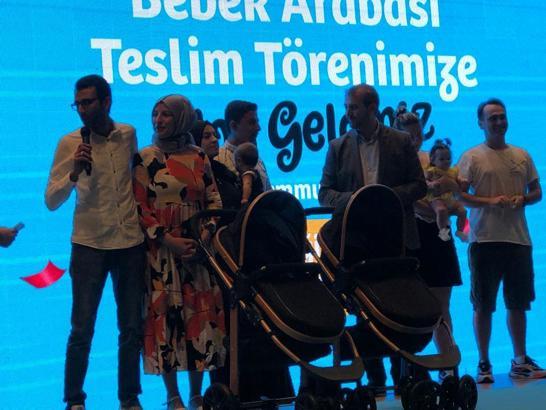 Güngören'de ilk kez anne olanlara bebek arabası hediye edildi