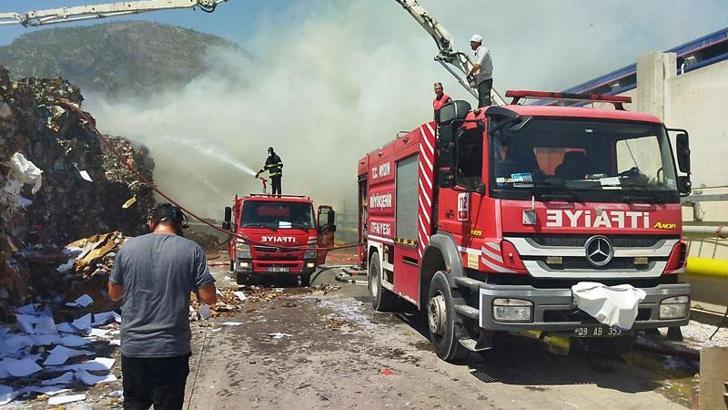 Kağıt fabrikasının geri dönüşüm alanındaki yangında 80 bin ton hurda kağıt kül oldu