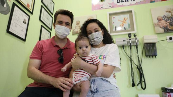 Organları göğüs kafesinde doğan Lena bebeğe hayat veren dokunuş