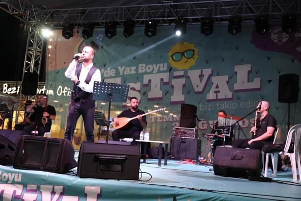 Sanatçı Onur Şan Şile'de konser verdi