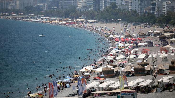 Yüksek nem bunalttı, tatilciler sahilleri doldurdu