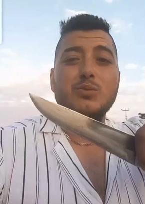 Eşini bıçakla yaralayıp, canlı yayın yaptı