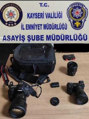 Fotoğraf makinesi çalan 2 kişiye gözaltı