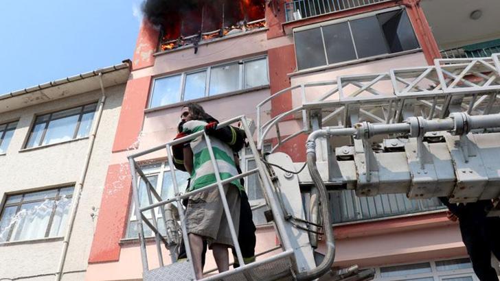 Yangında alevlerin arasında kalan genç, son anda kurtarıldı