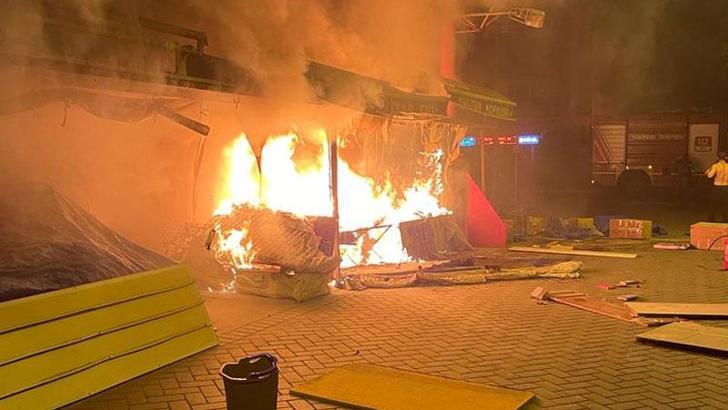 Bakırköy'de kitap evinin önündeki kitaplar alev alev yandı