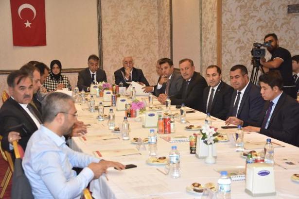 Bitlis Valisi: Van Gölü sahillerinin yüzde 65'i sınırlarımız içinde, sahip çıkacağız