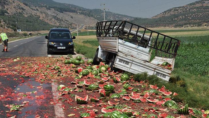 Şarampole devrilen kamyonetteki baba- oğul yaralandı, 3 ton karpuz çevreye saçıldı