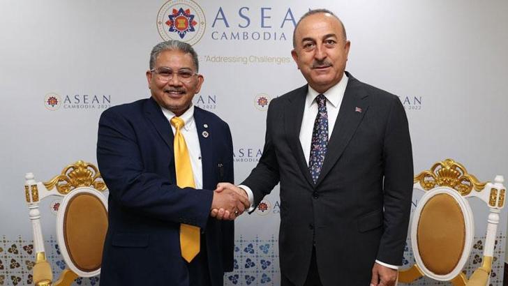 Bakan Çavuşoğlu Kamboçya’da ikili görüşmelere devam ediyor