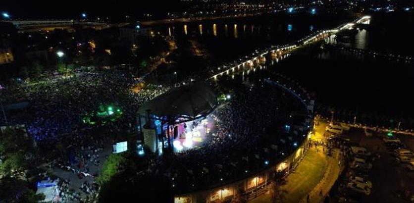 Melek Mosso Büyükçekmece'de sahne aldı