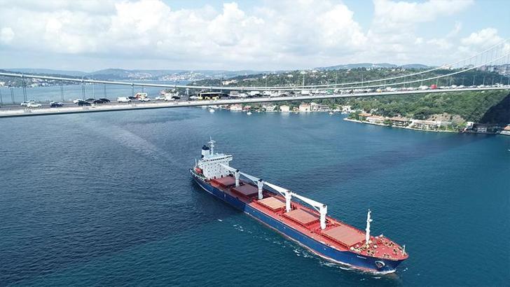 Razoni gemisi 2 saatte İstanbul Boğazı'ndan geçti