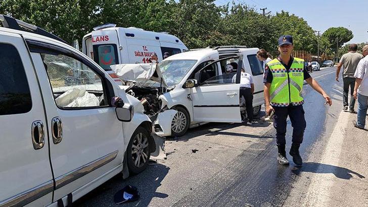 İzmir'de hafif ticari araçlar çarpıştı: 1 ölü, 9 yaralı