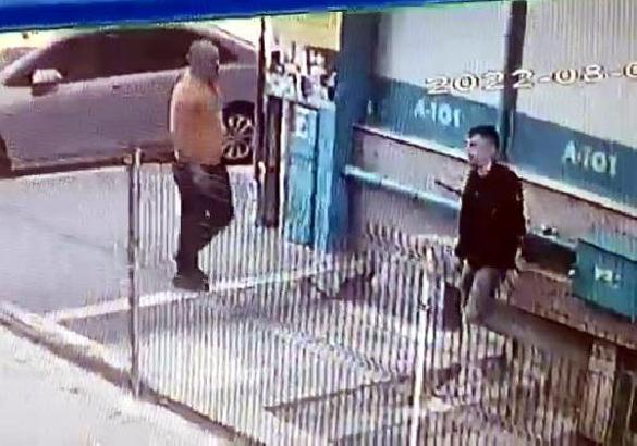 (Ek bilgi ve fotoğrafla) Avcılar'da kızına uyuşturucu satmak isteyen genci önce dövdü sonra polise götürdü