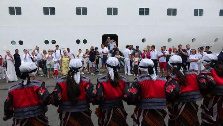 Trabzon’da kruvaziyer yolcularına horonlu karşılama