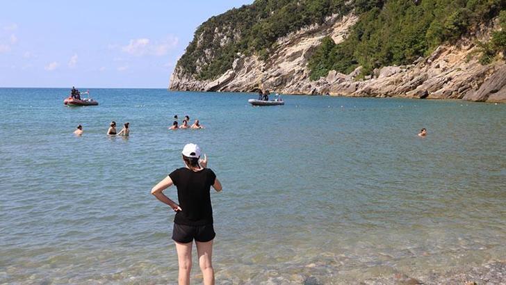 Oğlu ve arkadaşları açıkta yüzünce paniğe kapılan anne ekipleri harekete geçirdi