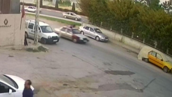 Husumetli olduğu kadına çarpıp, 300 metre otomobilin tavanında sürükleyen sürücü serbest