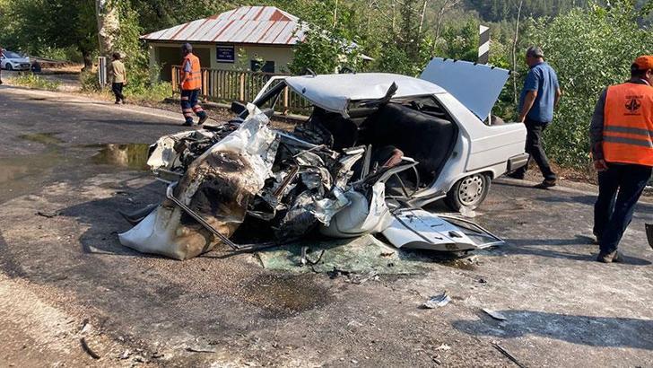 Kamyonla çarpışıp, alev alan otomobilde sıkışarak yaralandı